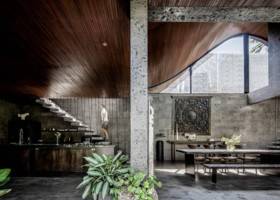 İç mekanda çoğunlukla gri tonları kullanılıyor.