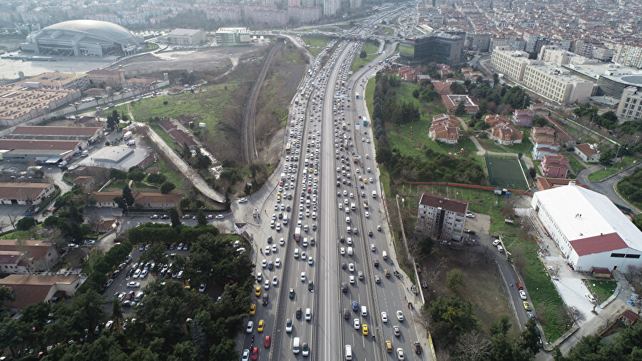 Kısıtlama öncesi İstanbul'da trafik yoğunluğu yüzde 75'i aştı