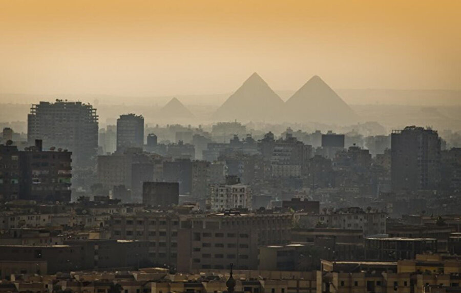 Kahire Kalesi’nin etekleri. Ölüler şehri. Araba çıkmaz, kamera girmez, yabancılar sevilmez.