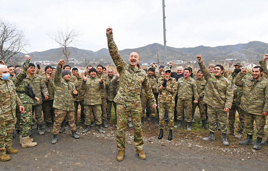 Cumhurbaşkanı Aliyev, işgalden kurtarılmış bölgeleri ziyaret ederek askerlerle beraber galibiyet pozu vermişti.