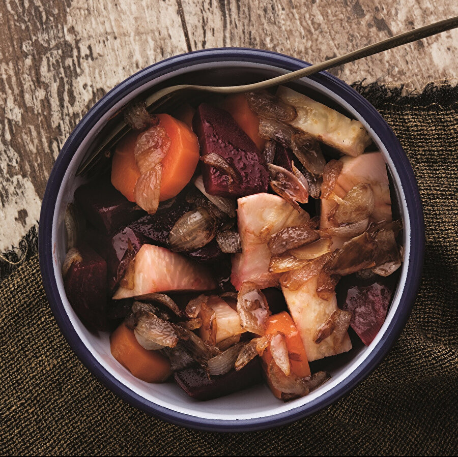 Karamelize Soğan ve Nar Ekşili Buharda Kök Sebzeler