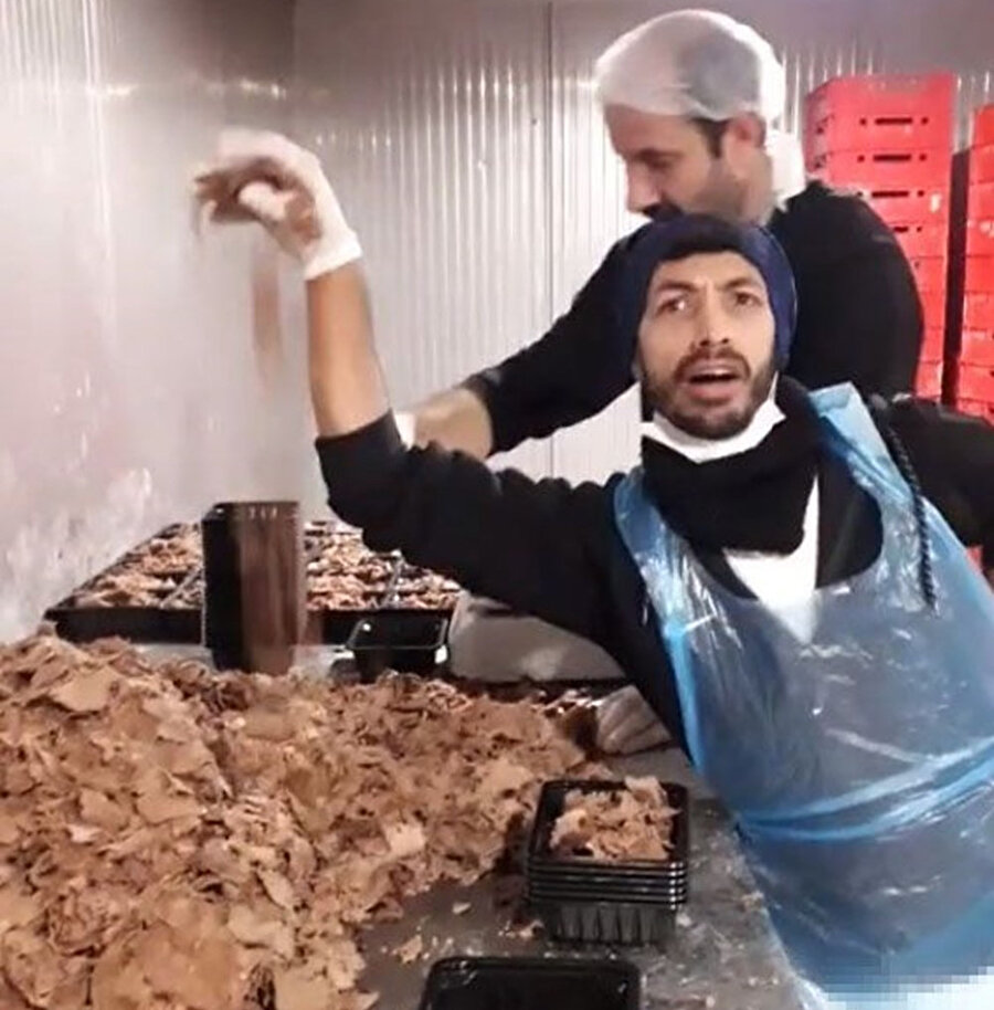 İki kişi döner paketlerken çektikleri görüntü nedeniyle tepki toplamıştı