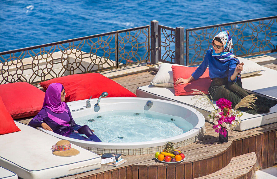 Gelgelelim, ülkemizde, “dindar”ın “yerli seküler”den kopyaladığı her ne varsa, esasında, yerli seküler de onu, daha önceleri, batılı sekülerden dublajlayarak ithal etmiş idi zaten.