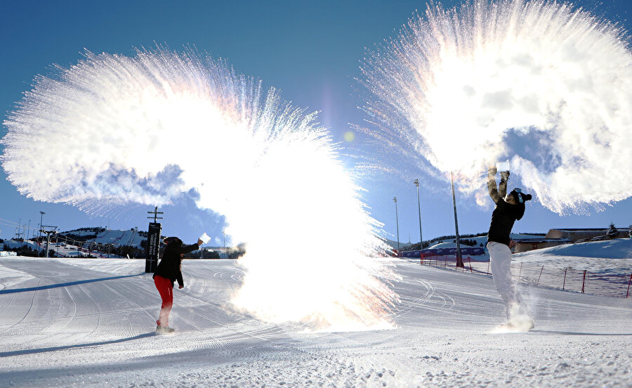 Sıcaklık -21 derece: Havaya atılan su bile donuyor