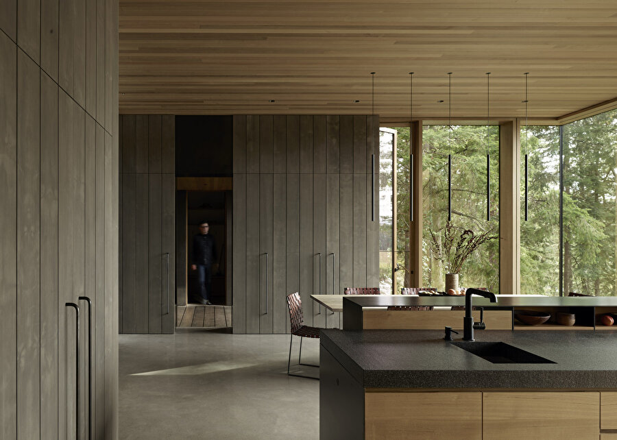 Tasarım ekibine göre sıcak ve iskandinav bir atmosfere sahip olan ev; bir yandan da oldukça sade ve modern.