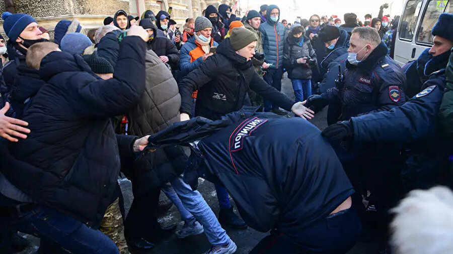 Rus polisi ve eylemciler arasında arbede yaşanıyor, Vladivostok