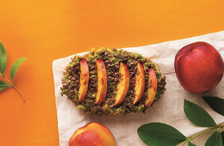 Avokado ve Nektarinli Ekmek Üstü
