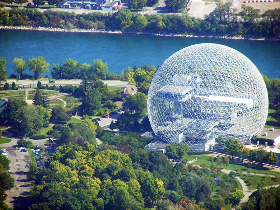 Yapı, Parc Jean-Drapeau arazisinde yer alıyor.