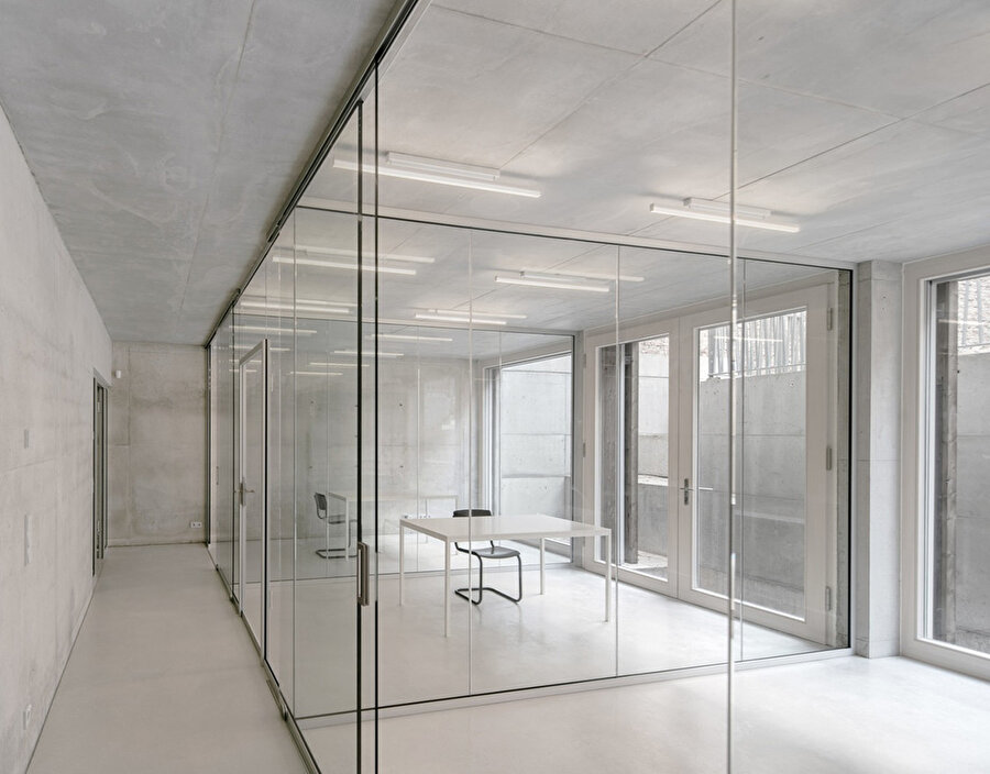 Her katta uzunlamasına yerleştirilen ofis alanları; cam veya alçı levha kaplamalı duvarlarla bölünerek çeşitlendiriliyor.