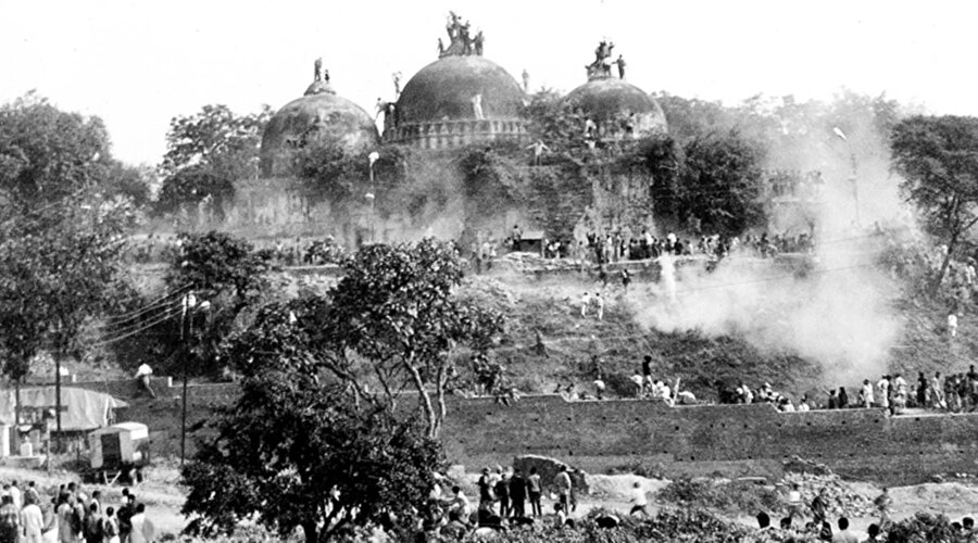 Hindu karsevaklar (gönüllüler), Sadhular (Hindu din adamları), militanlar ve gençlerden oluşan 150 bin kişilik bir grup tarafından yıkılan Babri Camii.