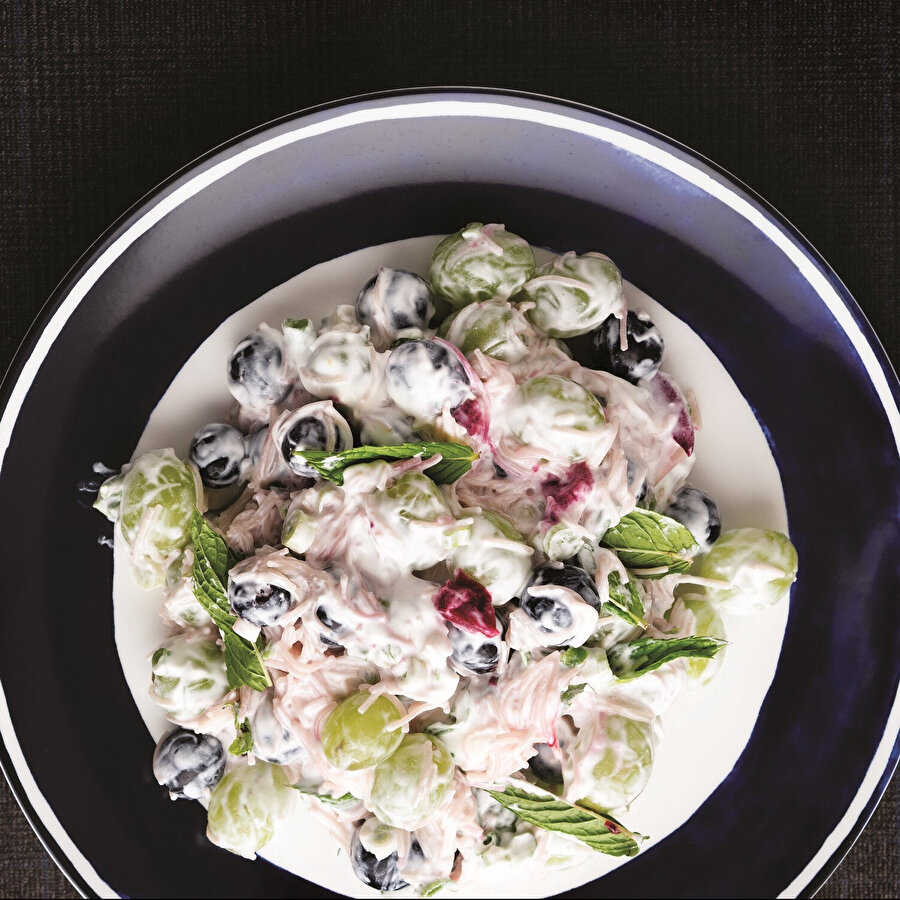 Tel Şehriyeli Üzümlü Tavuklu Salata