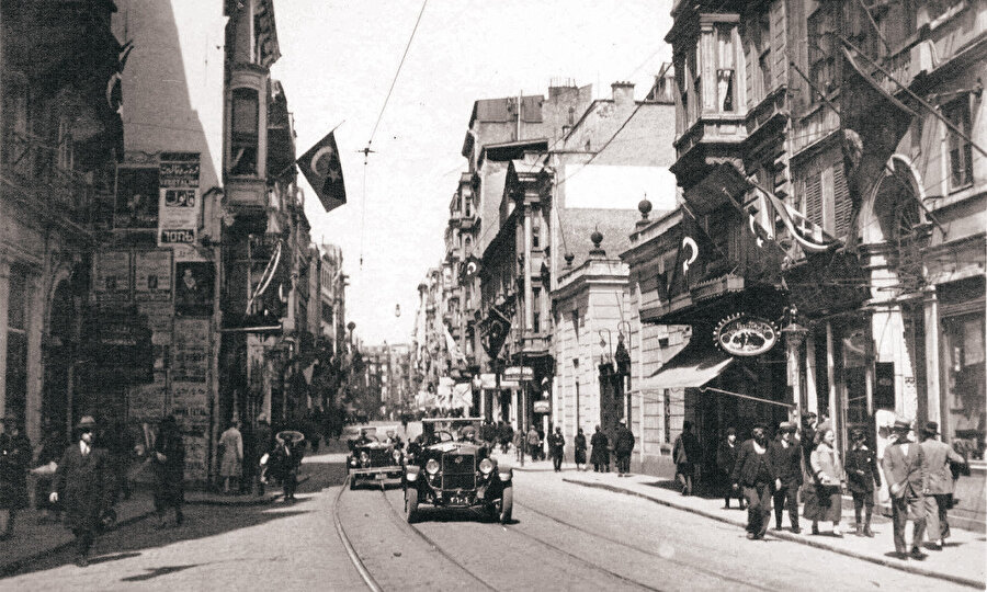 Osmanlı on dokuzuncu yüzyılda adab-ı muaşeret öğrenmeyi alafranga muaşeret olarak tanımlamış ve belirli bir zümreyle sınırlandırmıştı. Toplumun geri kalanının zaten kendi muaşeretini bildiği varsayılmıştı. Cumhuriyet ise büyük ölçüde Avrupa referanslı olarak tanımladığı muaşereti estetik bir kaygıdan ziyade herkes için bir mecburiyet olarak gördü.