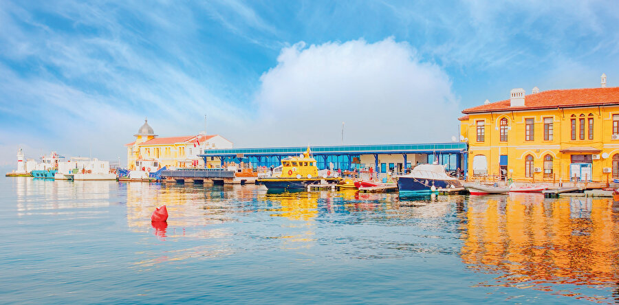 Yerlilik ve millîlik, sadece İzmir ve Türkiye açısından önemli değildir. Sömürgecilik sonrasında en çok tartışılan kavramlardan bahsediyoruz. Bu kavramların bir coğrafyaya, ülkeye, vatana işaret ettiğini görmek gerekir. Genel yabancılaşma hâli şehirlerimizin kimliği açısından sorunlu bir tavırdır.