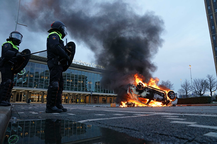 Hollanda'da COVID-19 önlemlerine karşı gösterilere polis müdahale etti