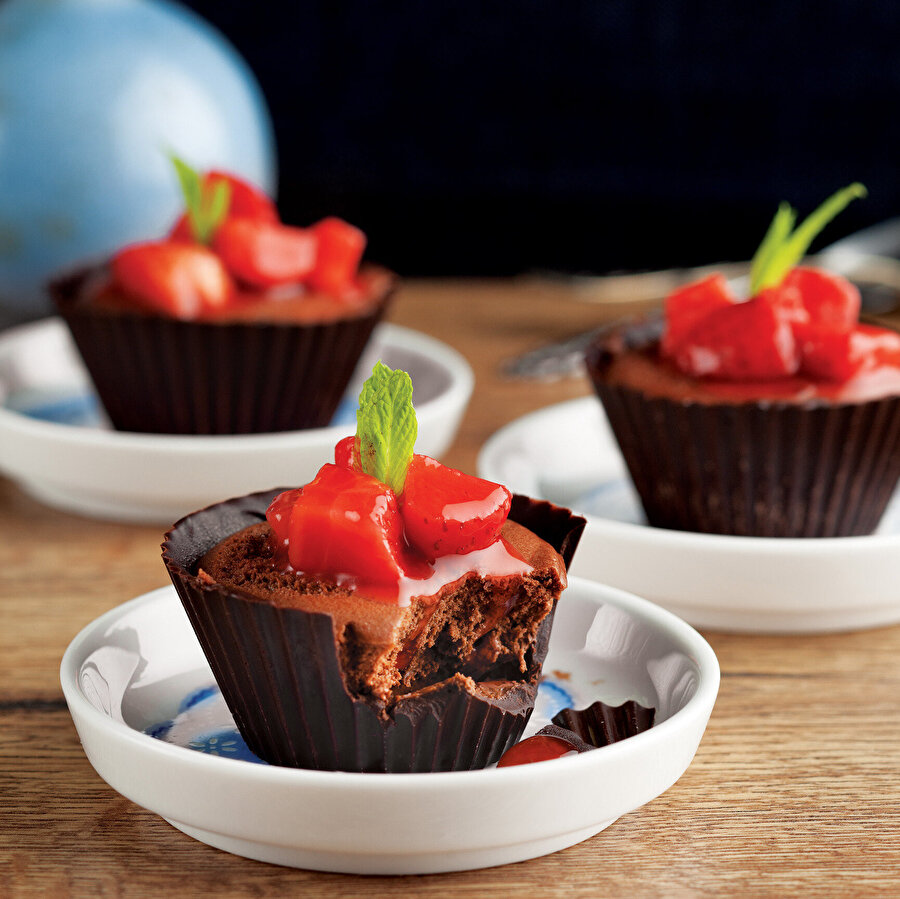 Çikolata Kasesinde Çilekli Mousse tarifi