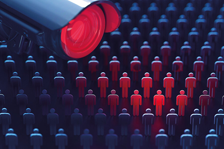 Kişiler ile devletlerin sırları arasında fark yoktur. Devletlerin sırları ifşa olursa, ya zora girer yâhut devlet elden gider. Ailelerin sırları da devletin başına gelen gibidir. Şahısların sırları ise kişiyi insan içine çıkamaz hâle getirir. Lâkin mesele bu kadarla kalmaz. Düşmanınıza, rakibinize sırlarınızı vererek geleceğinizi kaybedersiniz. Aslolan yerli veya yabancı hiçbir kuruluşa, uygulamaya ve hatta devlete sırlarınızı emanet etmemektir.