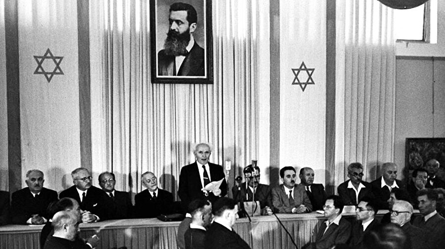 Mabedimizi yapmak için akıl bize yol göstersin / Kuvvet işimizi yürütsün / Güzellik onu süslesin Mason localarında, Yahudi kökenli olmayan masonlar da bu temel amaç doğrultusunda Yahudilerle birlikte çalışmaya/davranmaya şartlandırılır! Mason localarının temel amacı/görevi işte budur!