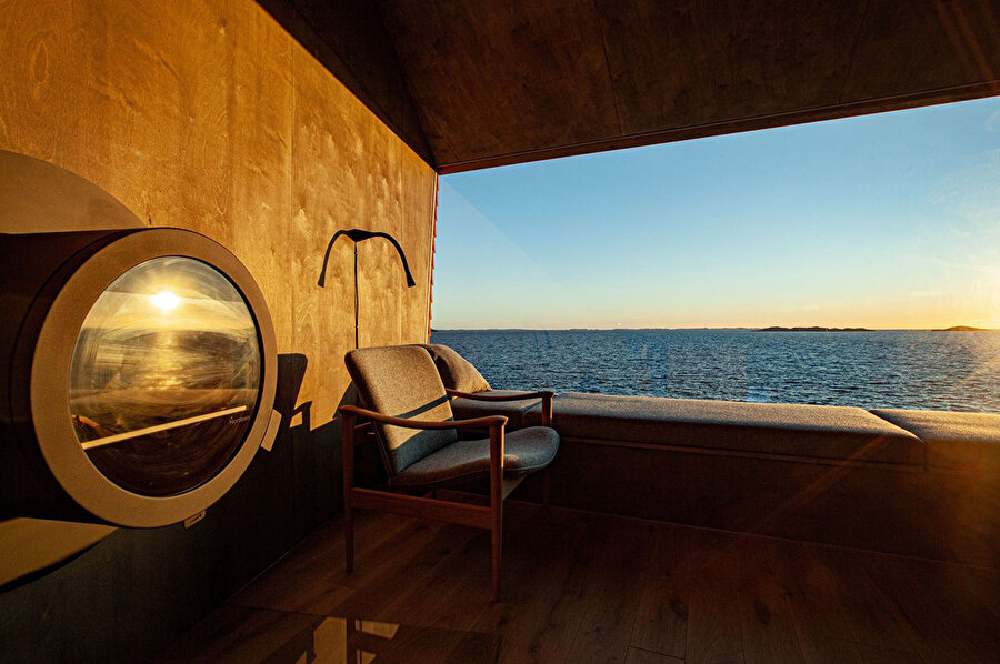 Ahşap kabinlerin her biri, panoramik pencerelerle, deniz manzarasını seyretme imkanı veriyor.