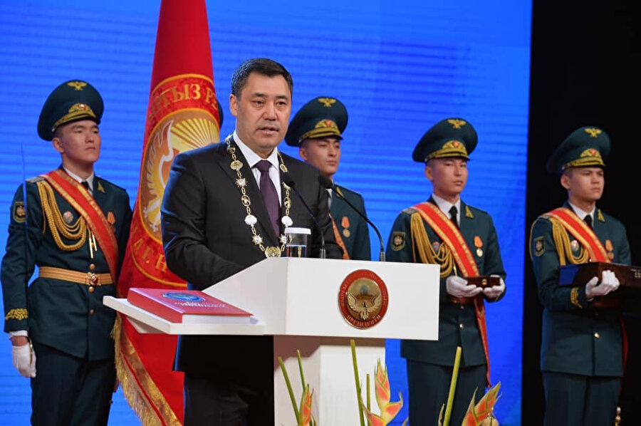 Kırgızistan’da Cumhurbaşkanlığı seçimini kazanan Caparov yemin etti.
