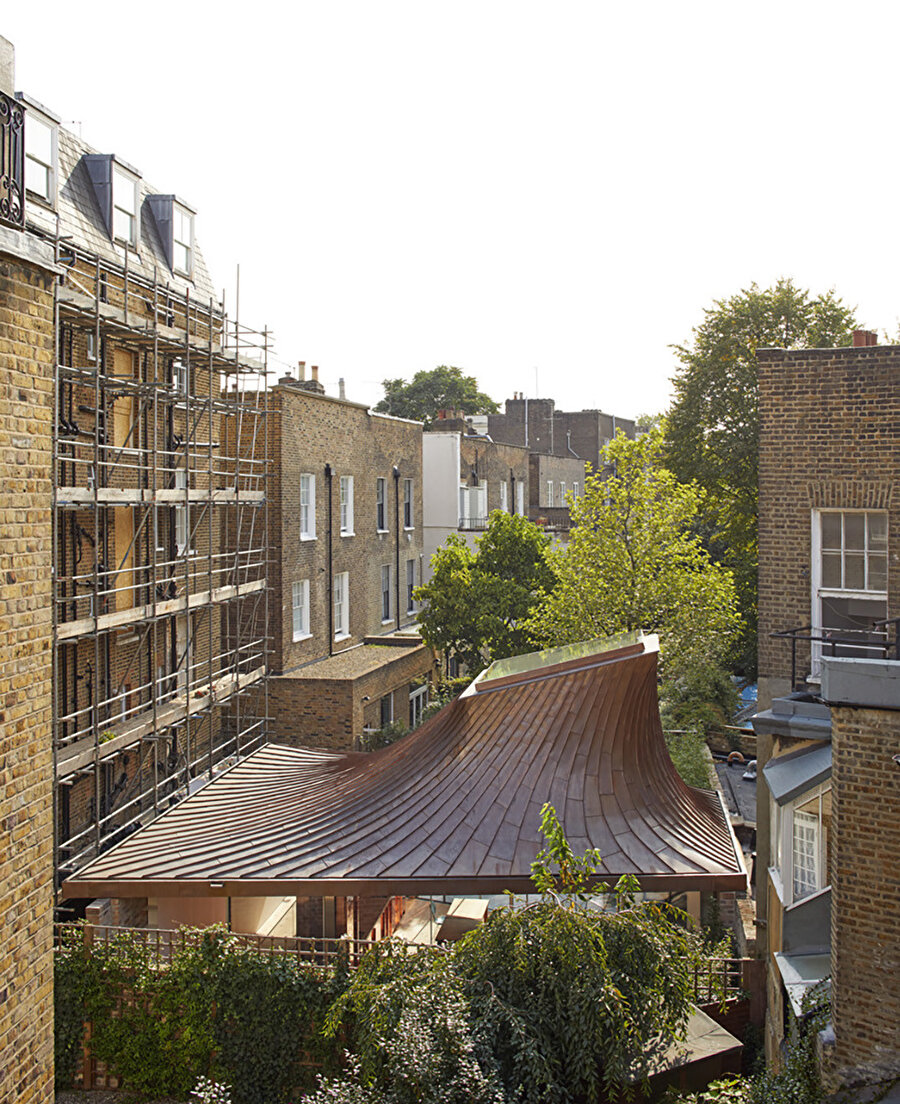 House in a Garden, Londra’da binaların arasında bir arazide yer alıyor.