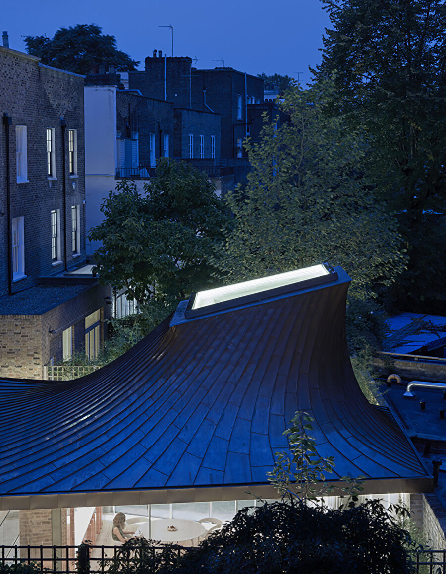 Çatının formu ve ışıklığın açısı, evin yıl boyunca mümkün olduğunca fazla gün ışığı almasını sağlıyor.
