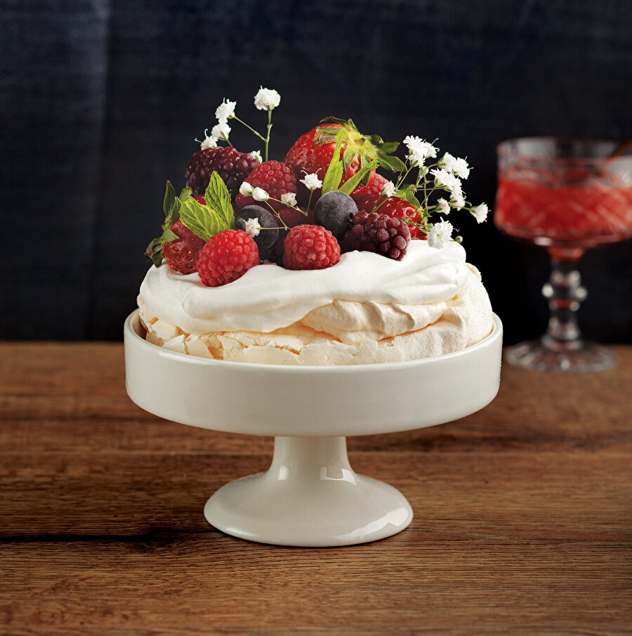 Çilekli Pavlova tarifi