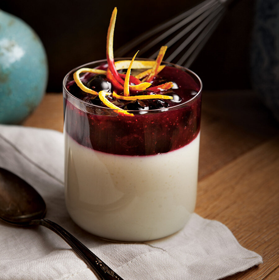 Damla Sakızlı Yaban Mersinli Muhallebi tarifi