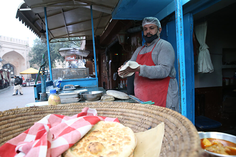 Yemekler "roti", "paratha" ve "nan" gibi tandırda ya da sacda yapılan ekmeklerle tüketiliyor.