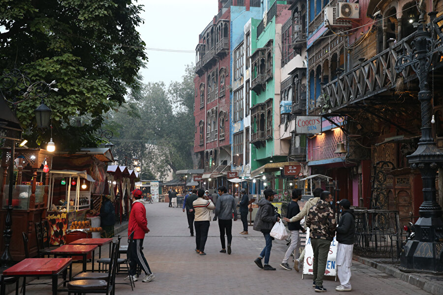 Sokak yemekleriyle ünlü "food street" (Yiyecek sokağı), turistlerin en uğrak noktalarından birisi.