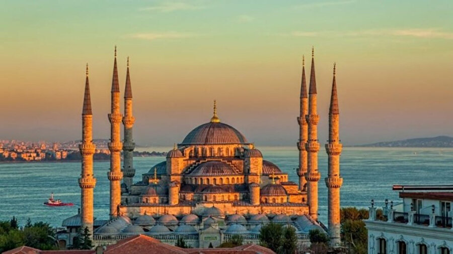 Çünkü din, yön ve yol demektir. Yön yamulunca yol da yamuldu. Kalp de, akıl da, dil de tevhid ile olan bağını kopardı.