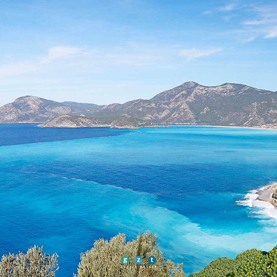 Fethiye'de rengi turkuaza dönen deniz görenleri şaşırttı