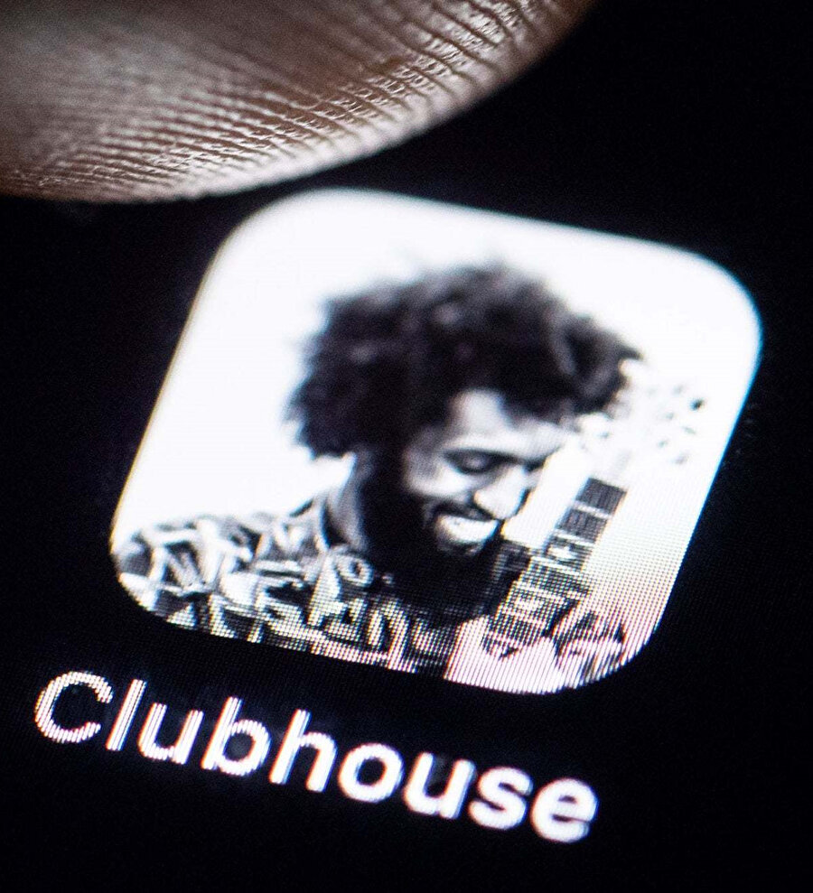 Clubhouse, kendisini 'ses temelli yeni sosyal ağ' olarak tanımlıyor. Kullanıcılara kendi odalarını kurma imkanı tanıyan bu sosyal ağda herkes söz sırası geldiğinde sohbet etme imkanı buluyor