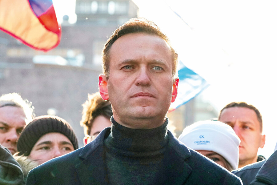 Navalny, 2008’den itibaren blog yazıları yazarak ve çeşitli rüşvet ve yolsuzluk dosyaları yayınlayarak popülerlik kazanmaya başladı.
