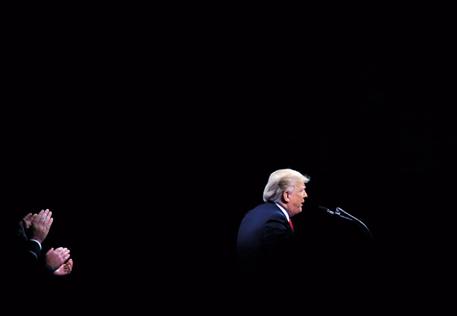 Şüphesiz ki, Trump derin Amerika’nın seçim hileleri ile koltuğundan indirildi. Bu ise Amerika’nın geleceği açısından onarımı imkânsız derin bir yara açtı. ‘Geri dönme’ vaadiyle koltuğu teslim eden Trump’ın yargılanması neredeyse imkânsız. Çünkü böyle bir durumda Trump yeni bir parti kurup, Cumhuriyetçileri tarihe gömebilir. Yargılamaya kalkmak ise savaşa dahi yol açabilir.