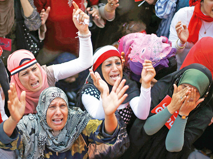 Bu meydanda zenginler ile fakirler, bilim adamlarıyla hiç okul yüzü görmeyenler kaldırım taşlarının üzerine yan yana uzanmıştı.