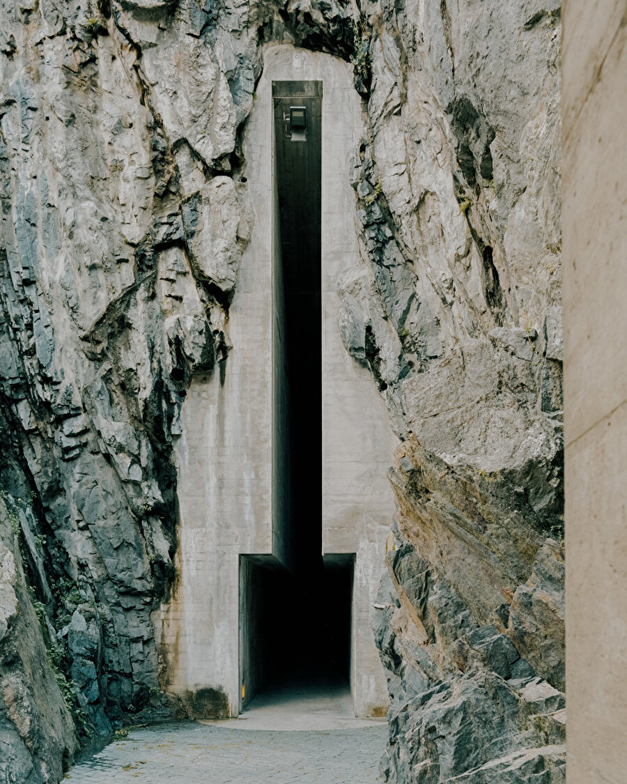 Castelgrande’nin sığınağı andıran girişi.