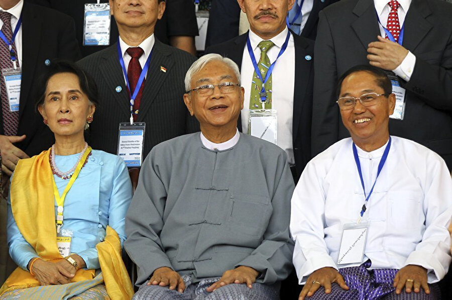 Myanmar iktidar partisi Ulusal Demokrasi Birliği (NLD) yetkilileri.