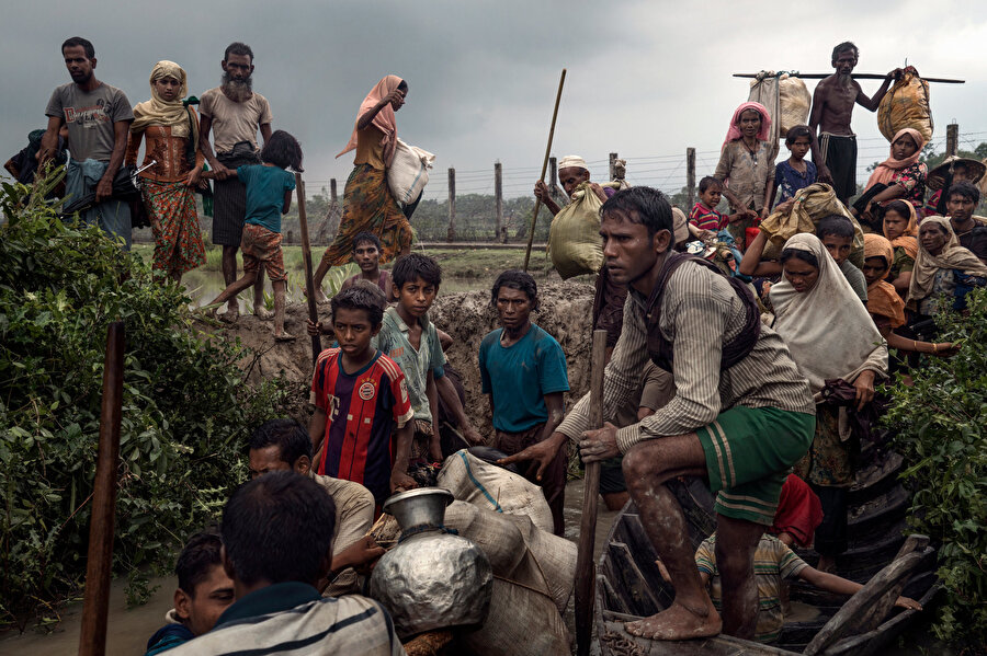 Myanmar'daki zulümden kaçarak Bangladeş'e gitmeye çalışan Arakanlı Müslümanlar.