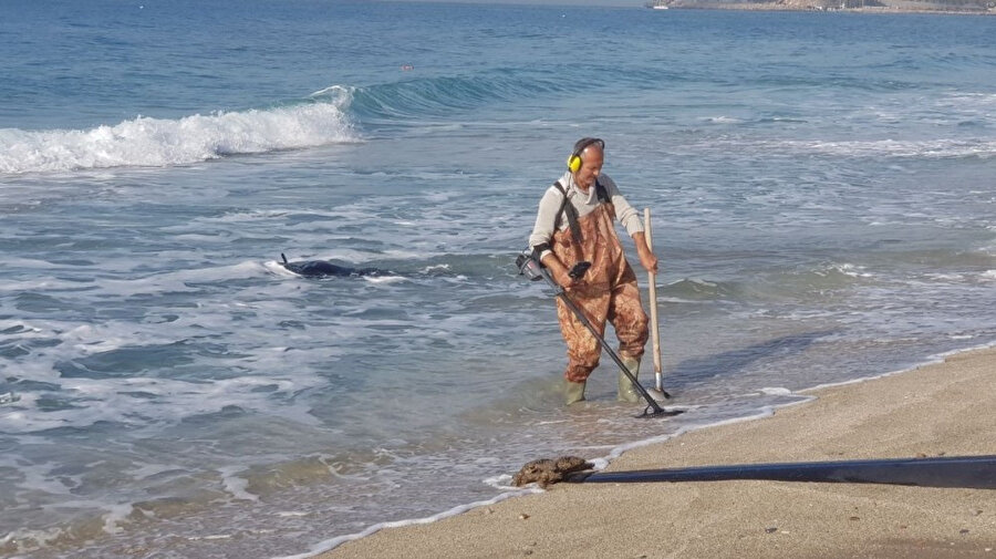 Fırtına sonrası eline dedektör alan sahile koştu