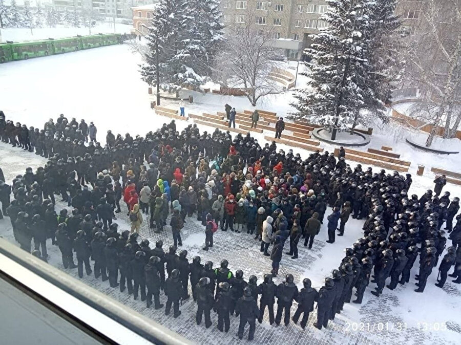 Rusya'da binlerce kişi muhalif Navalnıy'ın tutuklanmasını protesto etti