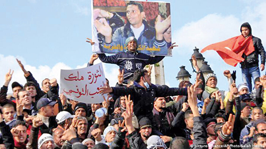 Tunus'taki siyasi sahnedeki bu köklü değişimi başka değişiklikler izledi.