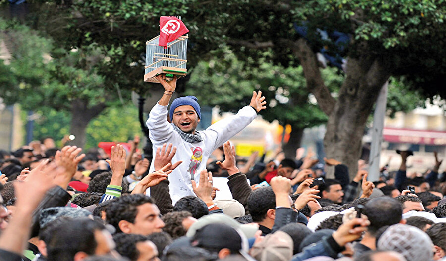 Kurucu Meclis 12 Aralık 2011'de oluşturuldu ve peşinden eski muhalefet figürü Munsif el Merzuki cumhurbaşkanlığı makamına seçildi. 