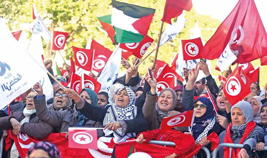 Sonra meydanlardaki şiddet siyaset arenasına indi ve 2013 yılında iki sol siyasetçi, Şükri Beliyd ve Muhammed el Berahimi suikaste kurban gitti. 