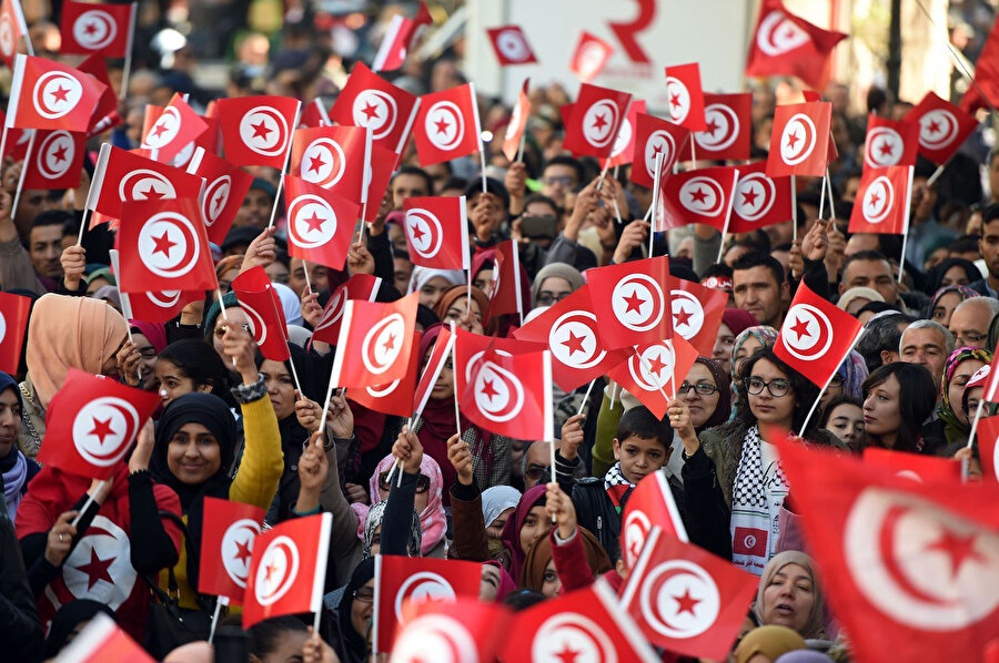 Yabancı medya, kendi nüfuz alanında Arap Baharı tecrübesini kötü göstermeye, onu başarısız olarak lanse etmeye çalışıyor. Peki, bunlar kim? Coğrafyamızda Arap Baharı’nı sabote etmek için ellerinden geleni esirgemeyenlere babalık yapan sömürgeci güçler değil mi? Arap dünyasındaki askeri idareleri, yozlaşmış dış destekli rejimleri onlar desteklemiyor mu? Geçmişte Bin Ali’nin avukatlığını yapan tek parti zihniyetinin temsilcisi Abir Musa’ya parti kurdurup güya çoğulcu demokrat kisvesi giydirenler yine onlar değil mi?