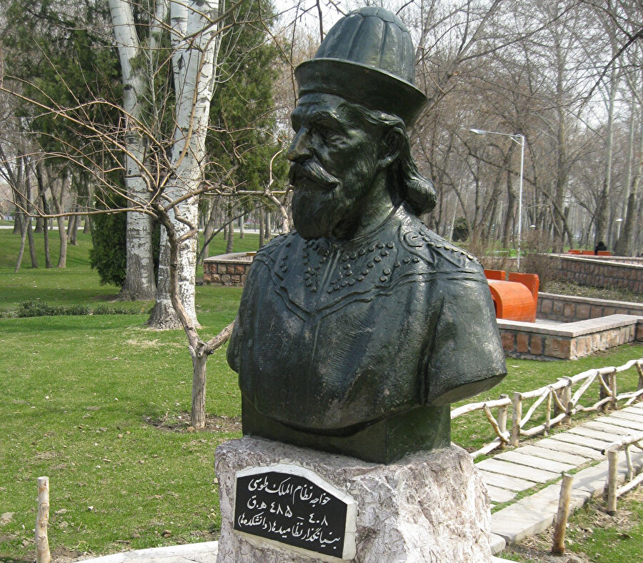 İran'ın Meşhed kentinde, Nizâmülmülk'ün büstü.