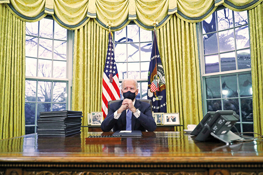  Trump görünürde bir kapitalist. Oysa bu sadece öne çıkan yüzü. Trump iyi hazırlanmış bir siyasetçi. Belki de adımlarını seleflerinin pek çoğundan daha hesaplı atıyor. Buna rağmen ilk bakışta yenilmiş gözükebilir. Pek çok işgali nihayete erdirmese de kendi devrinde bir ülkeye savaş ilan etmemiş başka bir ABD Başkanı yok gibidir. Bu, Trump’ın başarı hanesine yazılmak zorunda. 