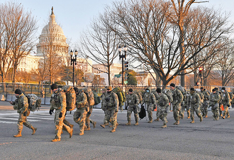Ya ABD başkanlarının gittikçe ileri yaştaki isimlerden seçilmesine ne demeli? Tramp seçildiğinde 70 yaşında idi, Baydın 78! Tramp yerleşik Amerikan teamüllerini fazla takmıyordu. Baydın’ın öyle olmayacağı kesin. Seksenlik bir başkanın nereye kadar yöneteceğini kestirmek zor. Gelecek 4 yılın programını ABD’nin gizli ve açık silahlı güçlerinin yapacağının en bariz görüntüsü, Kongre binasının çapulcular tarafından işgalinden sonra ABD ordusu tarafından işgalidir!