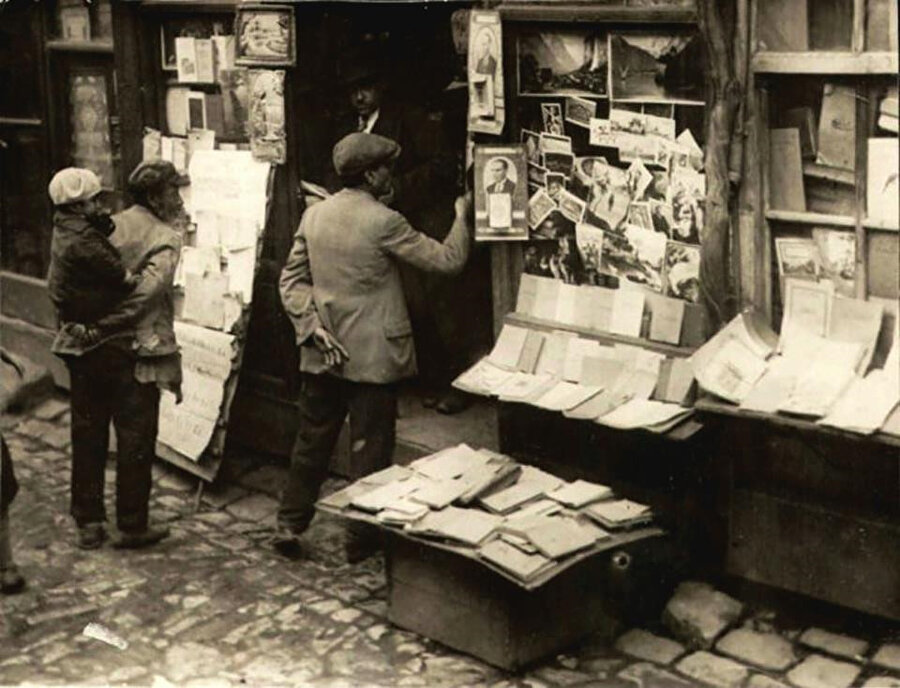 Çıplaktılar, giyindiler. Bir kısmını bizim eski sahafta gördüm.