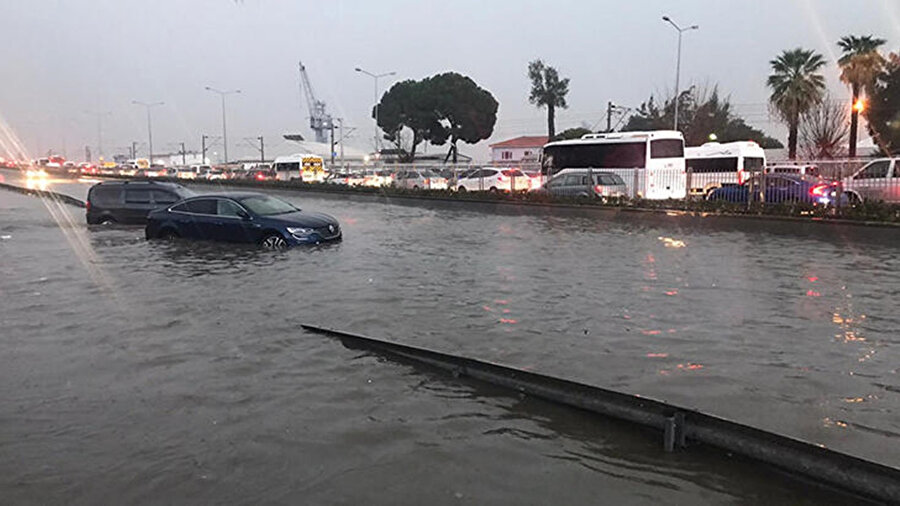 İzmir Belediyesi 'sokağa çıkmayın' uyarısında bulundu