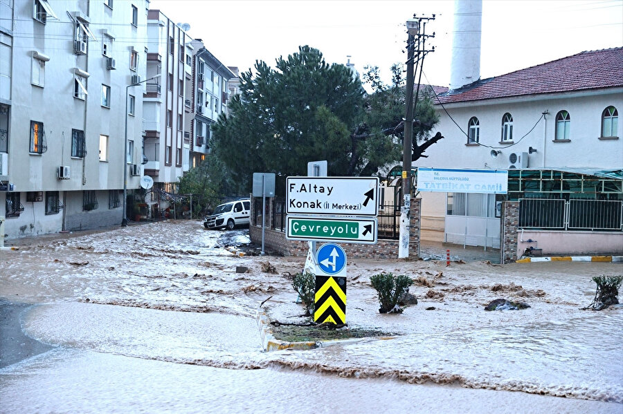 İzmir'i sel vurdu